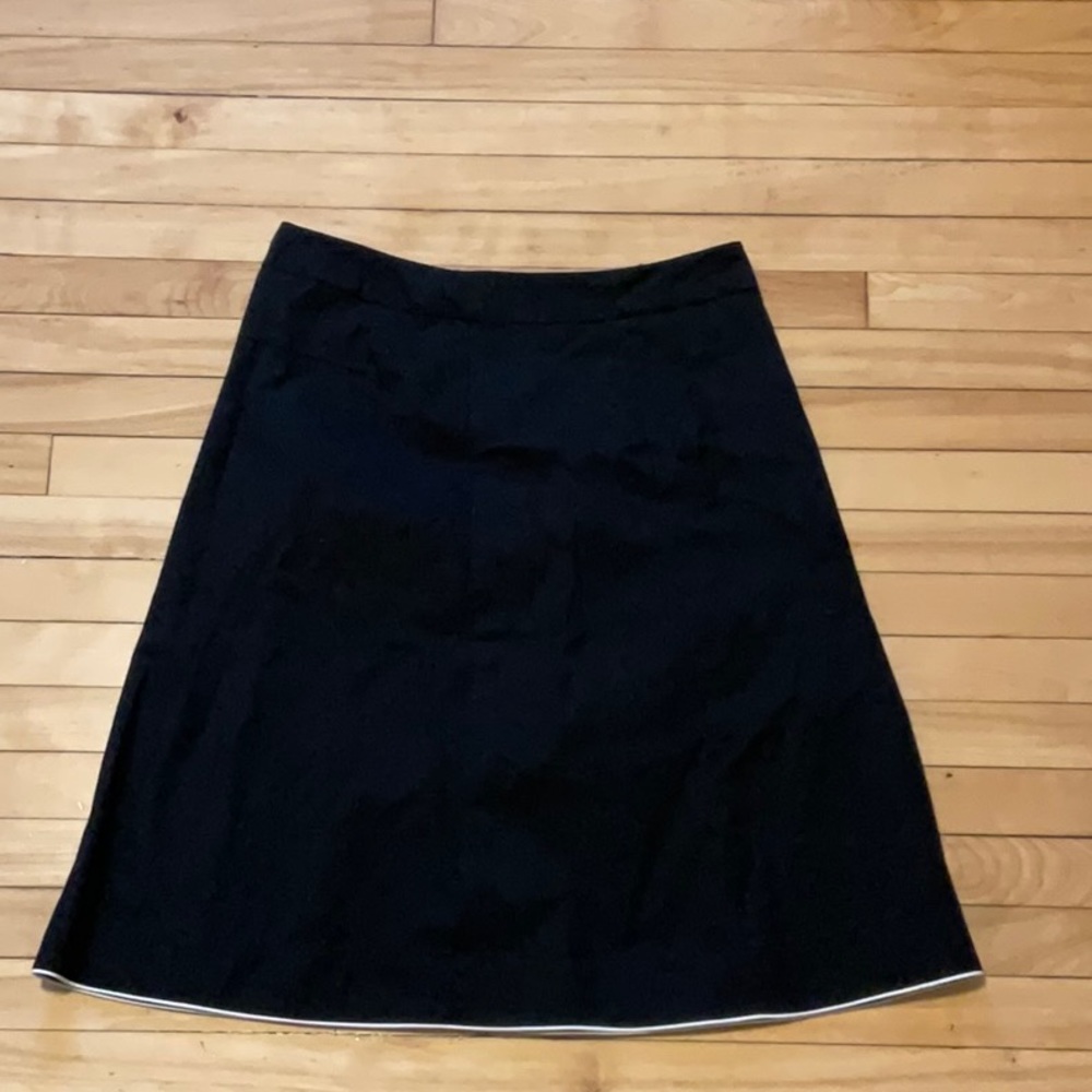 Black mid-season skirt, with white edging